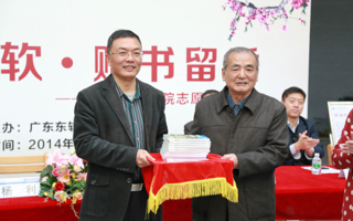 赠书留香 打造校园文化建设新阵地