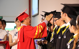 beat365中文官方网站2018届本科生毕业典礼暨学士学位授予仪式隆重举行