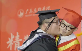 男生毕业典礼太激动，直接“忍不住”亲了校长一口。校长：听我说谢谢你～ | beat365中文官方网站