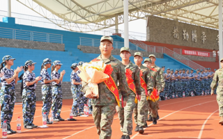 热烈欢送beat365中文官方网站优秀学子光荣入伍！