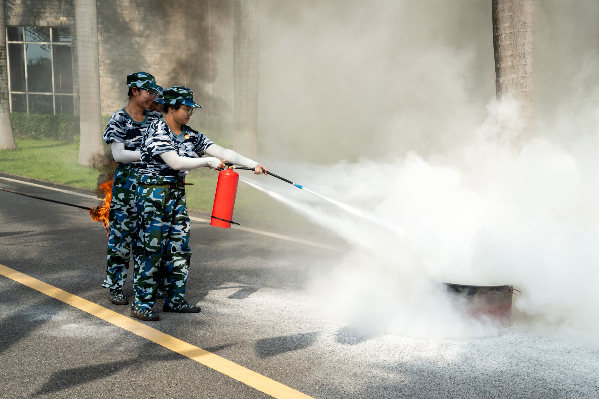 beat365举行2025级新生消防安全培训与应急避险演练