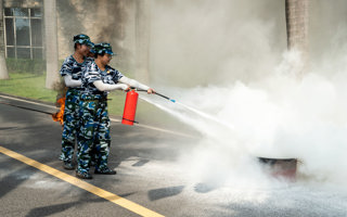 beat365举行2025级新生消防安全培训与应急避险演练