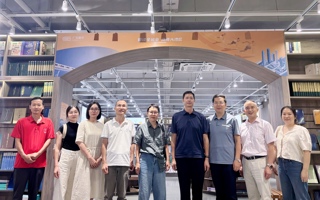 书海“鲜”采  精准服务 ——朱爱红副校长带队参加广东新华2025年秋季馆配会